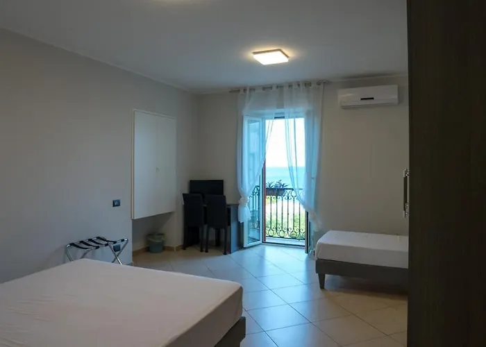 Hice Lungomare Fronte Mare 3* קטנזארו