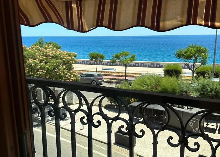 לינה וארוחת בוקר Hice Lungomare Fronte Mare 3*