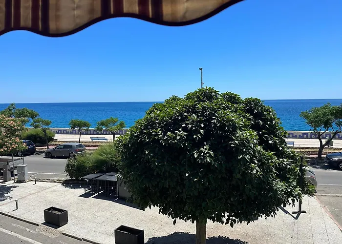 לינה וארוחת בוקר Hice Lungomare Fronte Mare קטנזארו