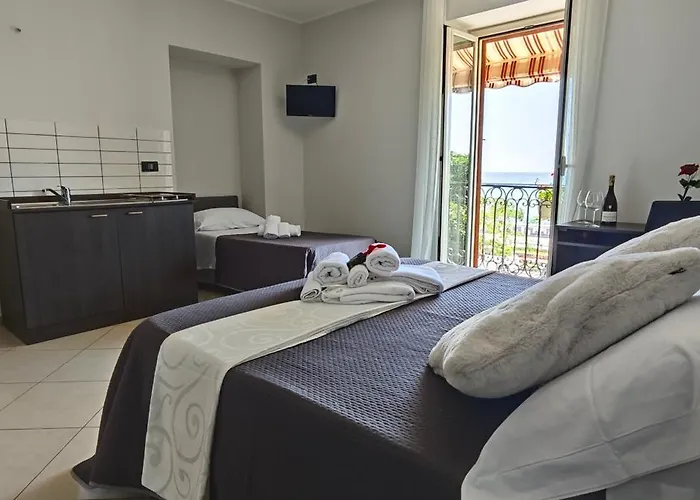 לינה וארוחת בוקר Hice Lungomare Fronte Mare קטנזארו