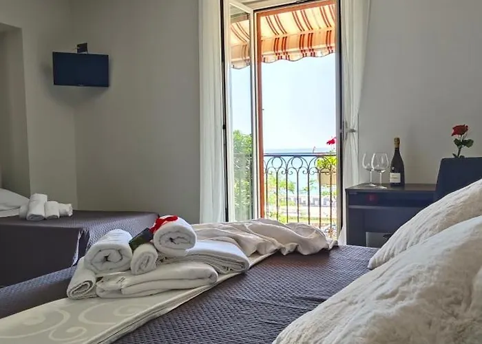 לינה וארוחת בוקר Hice Lungomare Fronte Mare 3*