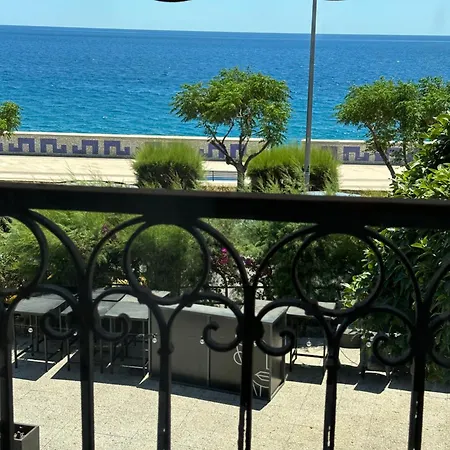 Hice Lungomare Fronte Mare Bed and Breakfast