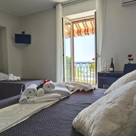 Alojamento de Acomodação e Pequeno-almoço Hice Lungomare Fronte Mare *