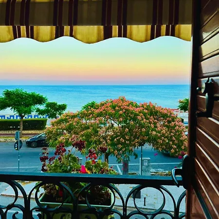 Hice Lungomare Fronte Mare Bed & Breakfast