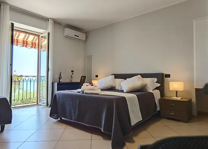 Hice Lungomare Fronte Mare Alojamento de Acomodação e Pequeno-almoço 3*